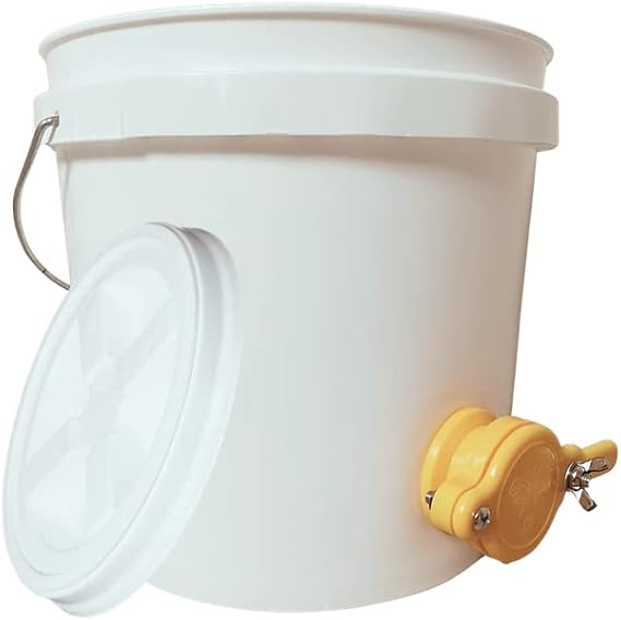 House Naturals Honey Food Grade 2 Gallon Bucket with Honey Gate for Beekeeping and Gamma Lid
