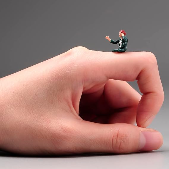 1:64 Scale Driving Girl Toy Miniature People Figurines Tiny People Miniature Figure Diorama Scene Buildings Train Resin Figurines Model Doll for Car Vehicles (Sitting Girl)