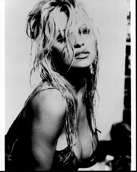 Posterazzi Pamela Anderson Leaning Forward With Wet Hair Black And White Photo Print (16 x 20) - Item # MVM71385
