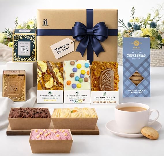 Hattie’s Gifts Afternoon Tea Hamper with British Mini Cakes